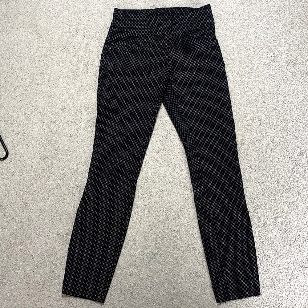 Skinny dress pants with waist slimming technique